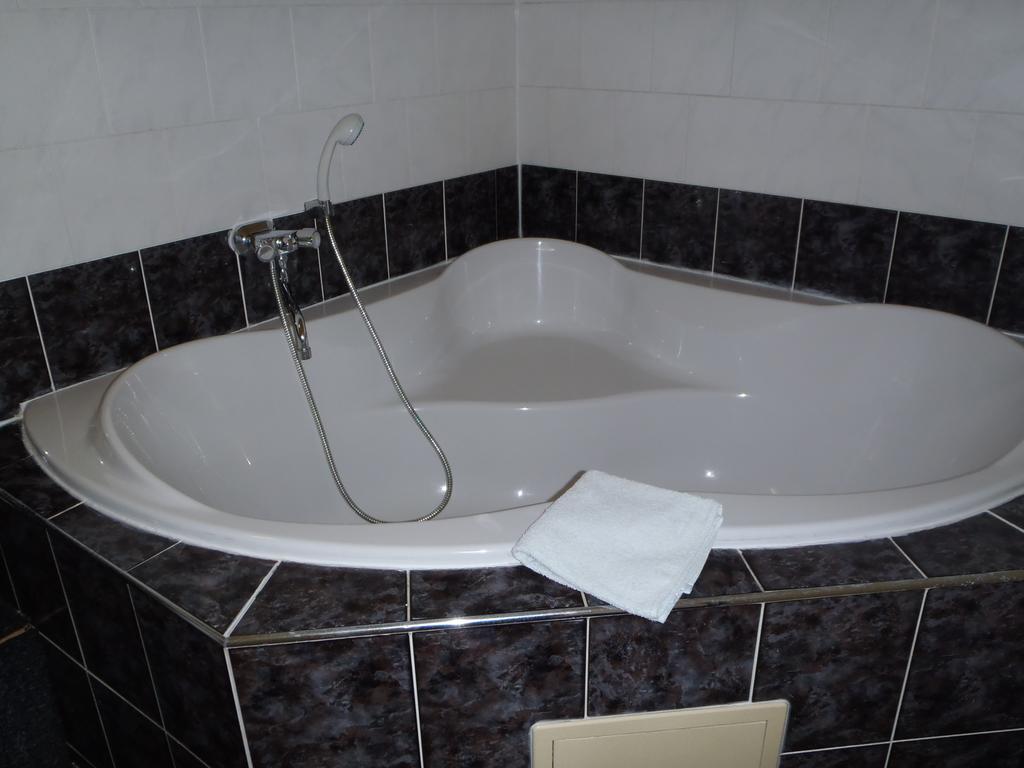 Pension A Restaurace Kulna Chomutov Room photo